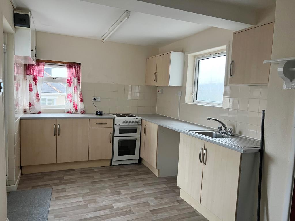 Lot: 75 - LARGE SEMI-DETACHED PROPERTY DIVIDED INTO ONE HOUSE AND THREE FLATS -